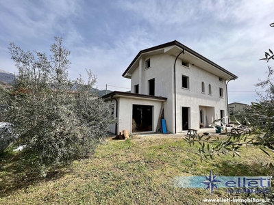 Villa Bifamiliare con giardino, Montignoso cervaiolo