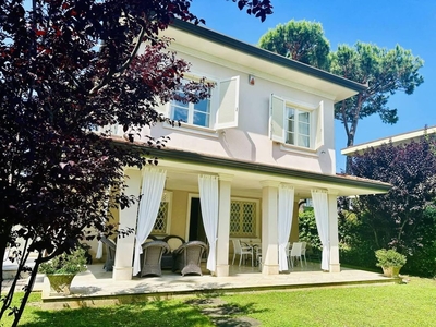 Prestigiosa villa di 218 mq in vendita, Via Silvio Pellico, Pietrasanta, Toscana