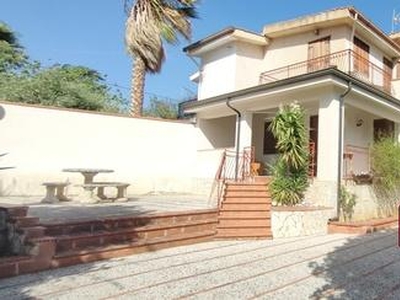 Villa bifamiliare indipendente con ampio spazio