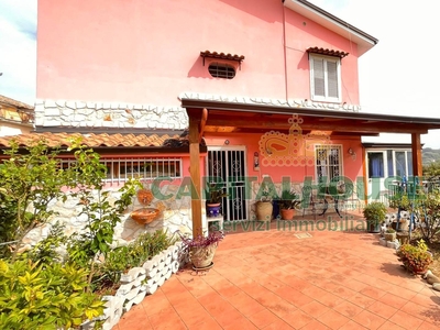 Villa con terrazzo a Contrada