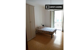 Ampia camera in appartamento con 2 camere da letto in Appio Latino, Roma