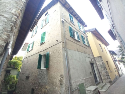 Casa indipendente su quattro lati, via Grigne, Calolziocorte