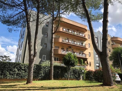 Guidonia - Appartamento 3 vani con balcone e box