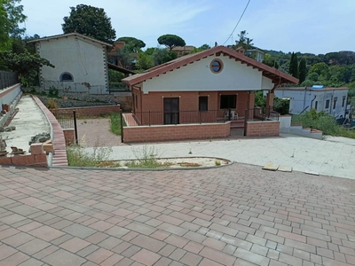 Marino Via E. Montale vendesi villa