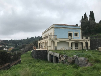 Valverde - Panoramica Villa bifamiliare con ampio terreno