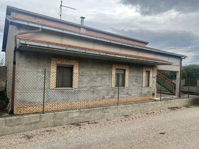 villa indipendente in vendita a Loreto Aprutino
