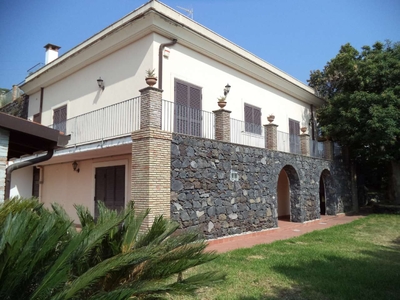 Villa singola su tre livelli con terreno, via Dietro Serra, Viagrande