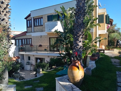 Villa (zona residenziale) di 6 vani /280 mq a Bari - Mungivacca (zona via fanelli)