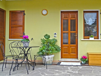 Casa Rosalia patio apartment