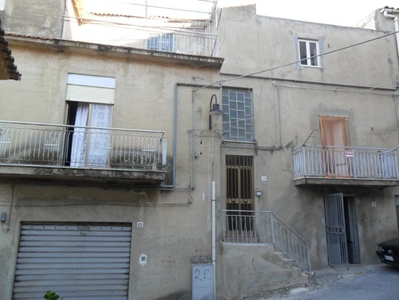 Casa singola in Via Callari in zona Via Madre Angelica Callari,via Egidio Amico Roxas,case Popolari a San Cataldo