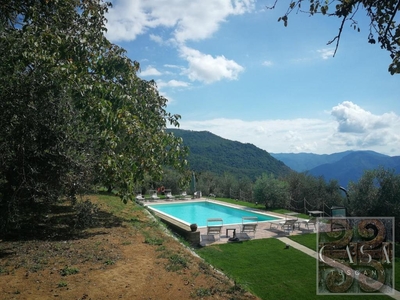 Casa di campagna in pietra con piscina, splendida vista e 17 ettari