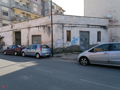 Negozio/Locale commerciale in Vendita in Via Nuova San Rocco 131 - 133 a Napoli