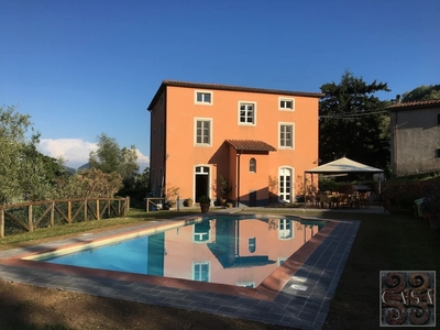 Villa con 6 camere da letto e piscina in vendita vicino a Lucca
