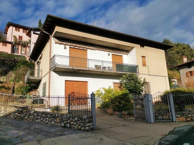 Villa unifamiliare in vendita in Via Garibaldi n.19, Cuasso al Monte