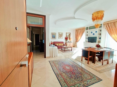 Appartamento in Via Eroi di Dogali 6, Bari, 5 locali, 2 bagni, 170 m²