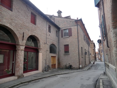 Casa indipendente a Ferrara, 12 locali, 6 bagni, posto auto, 600 m²