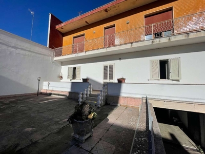 Casa indipendente con ampia veranda, via Vittorio Alfieri, Carmiano centro