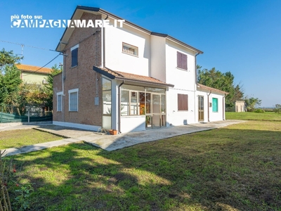 Casa indipendente in Piazza unità, Jolanda di Savoia, 8 locali, 150 m²