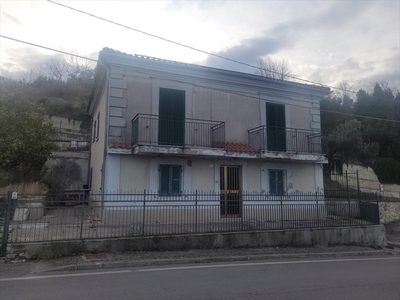 Casa indipendente in Strada per Popoli, Chieti, 4 locali, 1 bagno