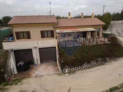 Casa indipendente in Via Paradiso, Jesi, 6 locali, 4 bagni, con box