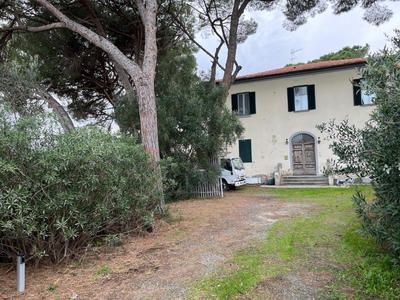 Casale a Cecina, 8 locali, 2 bagni, giardino privato, 300 m²