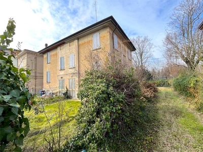 PORZIONE DI CASA CON GIARDINO, CARPI CENTRO!