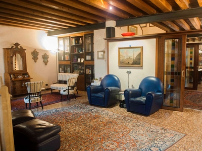 Prestigioso Appartamento in Vendita a Verona, Zona Santo Stefano