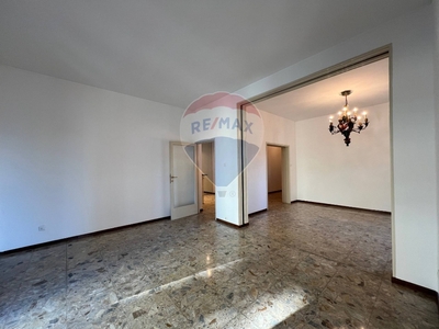 Quadrilocale a Bergamo, 1 bagno, con box, 150 m², 3° piano, ascensore