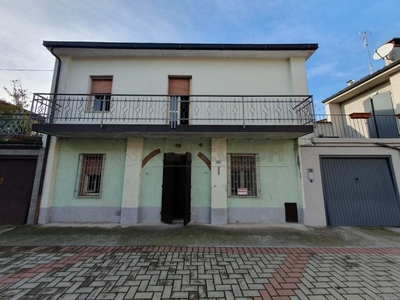 Rustico in Via Torchio, Cremona, 5 locali, 1 bagno, garage, 87 m²