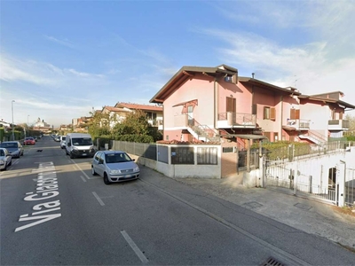 Trilocale in Via Manzù 95, Brignano Gera d'Adda, 1 bagno, garage