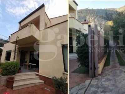 Villa in Vendita ad Palermo - 388152 Euro
