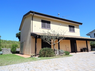 Villa singola a Ostra Vetere, 5 locali, 2 bagni, garage, arredato