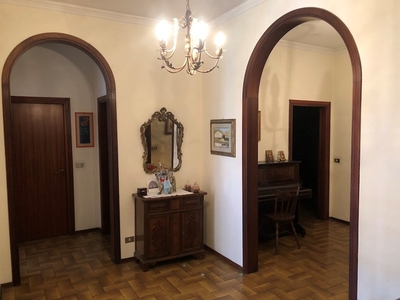 Appartamento in Vendita a Prato, zona La Pietà, 340'000€, 153 m²