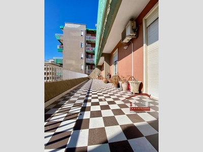 Appartamento in Vendita a Siracusa, zona Filisto, 100'000€, 175 m²