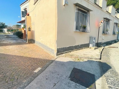 Bilocale in Vendita a Napoli, zona POSILLIPO, 370'000€, 70 m²