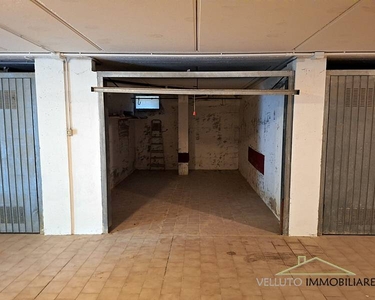 Box/Garage 20mq con box, Senigallia portone