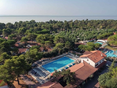 Bungalow con un'ampia zona piscina