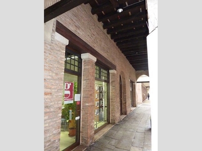 Negozio in Affitto a Treviso, 650€, 35 m²