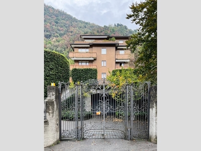 Quadrilocale in Vendita a Como, zona Via Crispi/Via Zezio, 690'000€, 140 m²