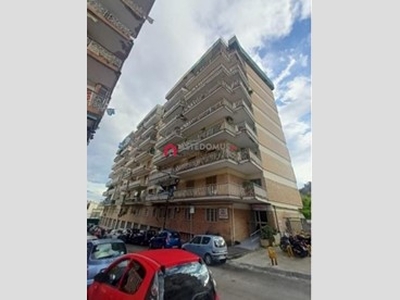 Quadrilocale in Vendita a Napoli, 126'000€, 57 m²
