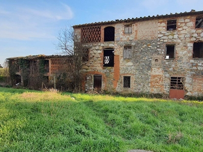 Rustico casale da ristrutturare in zona Lammari a Capannori