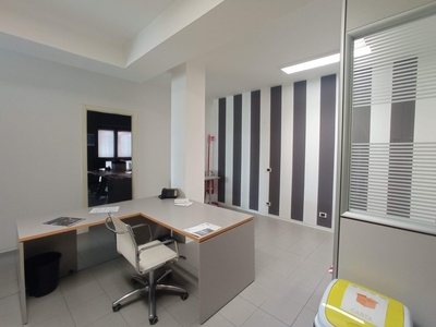 Ufficio in Affitto a Modena, 1'600€, 145 m²