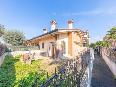 Villa a schiera d'angolo in vendita a Roma, Villaggio Prenestino
