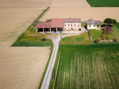 Casa di campagna, rustico e terreno
