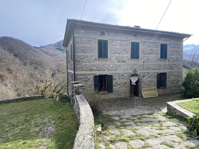 Casa indipendente con giardino a Piazza al Serchio