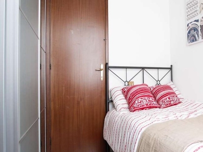 Stanza in appartamento con 3 camere da letto in affitto a Scalo Romana, Milano