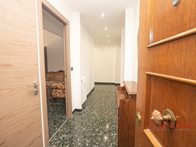 Appartamento in Affitto a Genova, zona Sestri Ponente, 900€, 114 m², arredato