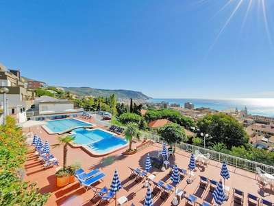 Appartamento in grazioso residence con piscina comunale a Pietra Ligure