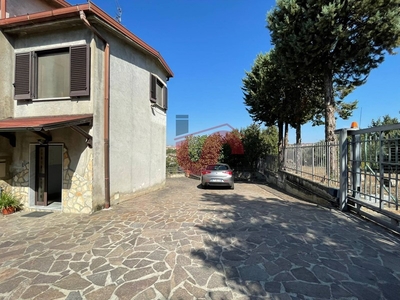Appartamento in Vendita a Benevento, zona CONTRADE, 147'000€, 110 m²