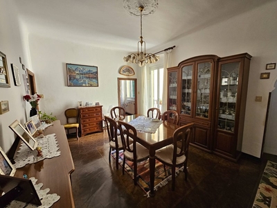 Appartamento in Vendita a Genova, zona San Teodoro, 82'000€, 80 m²